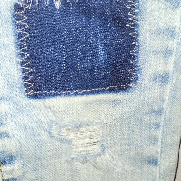 🆕️ GUESS Acid Wash Distressed Skinny Fit Light Denim Jeans W/Patches Toddlers 3 - Picture 4 of 7